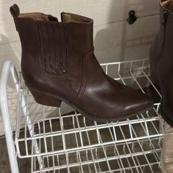 Women’s boots size 10