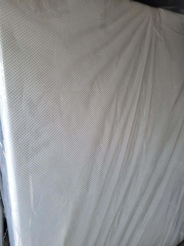 UP FOR SALE IS A BEAUTIFUL LUXURY KING "AMERISLEEP AS3" HYBRID MATTRESS ALWAYS 60%-70% OFF