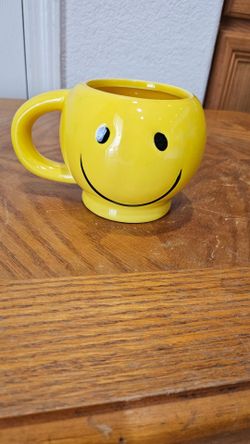 YELLOW SMILEY FACE CERAMIC COFFEE CUP