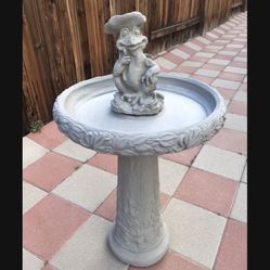 New Bird Bath Made Out Of Cement Perfect Gift 