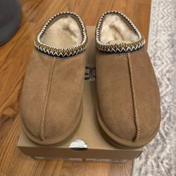 Uggs Slippers Women’s Size 8