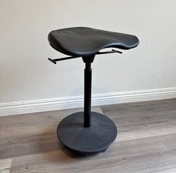 Focal Upright Pivot Stool