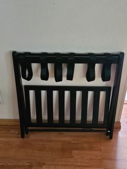 Guest room luggage stand