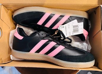 Soccer shoes