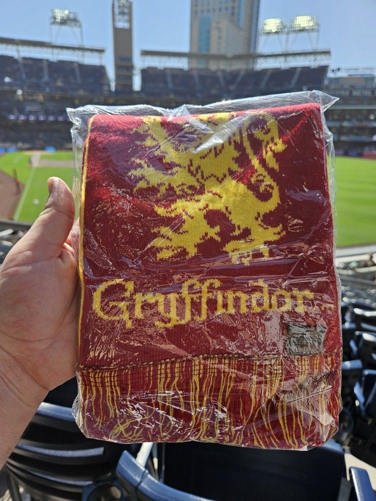 San Diego Padres Gryffindor Harry Potter Scarf Theme Game  9/2024