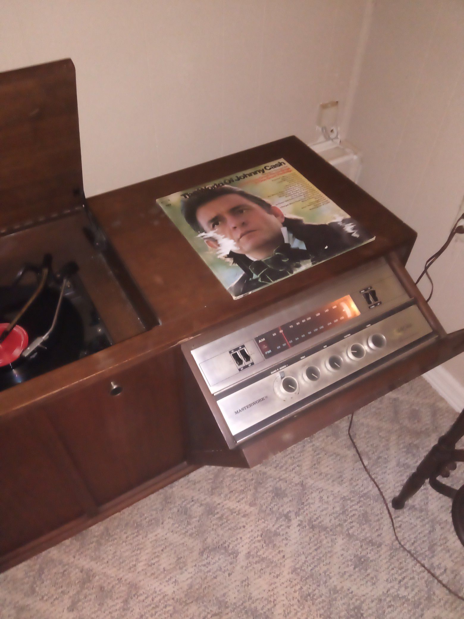 Record/radio receiver console with lots of records included