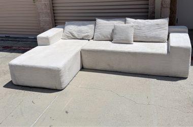 Se vende juego de sala en forma  de L en perfecto estado color crema por $170