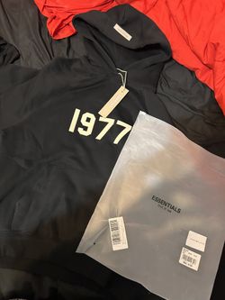 1977 Essential Black Hoodie 
