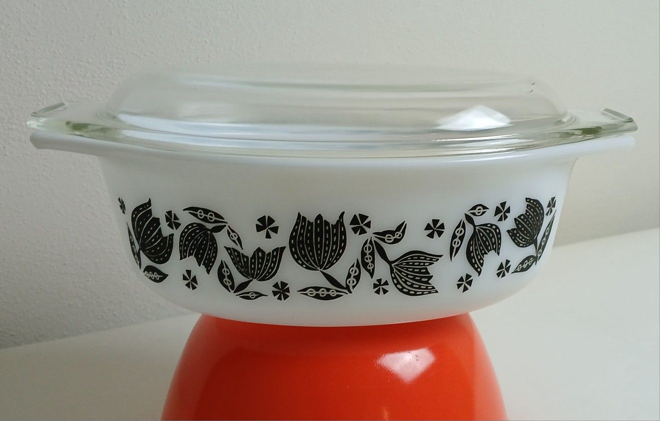 Vintage Pyrex Black Tulip 1.5 Casserole W/lid
