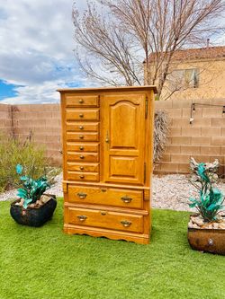 18D 38W 60H BEAUTIFUL OAK TREE TALL DRESSER/CHEST ( FREE DELIVERY 🚚 FIRST FLOOR ) GREAT CONDITION/DRAWERS WORK REALLY NICE 👌🏻🥰PRICE IS FIRM $280