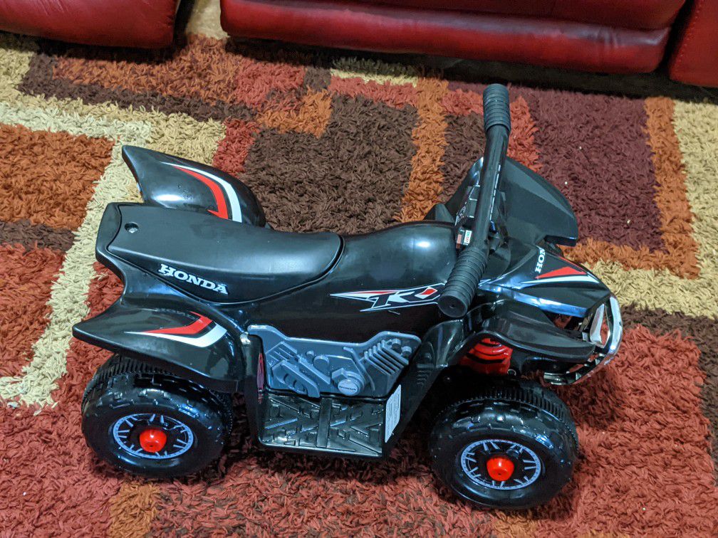 Photo Black Honda TRX Battery Powered RideOn ATV, 6 Volt 13 Years Old Kids