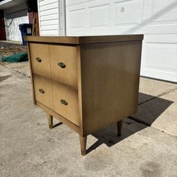 ‼️BASSETT MID CENTURY MODERN 2 DRAWER NIGHTSTAND‼️FOR SALE 100$ OR BEST OFFER‼️DELIVERY AVAILABLE🚚