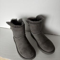 UGG BOOTIES SIZE 7
