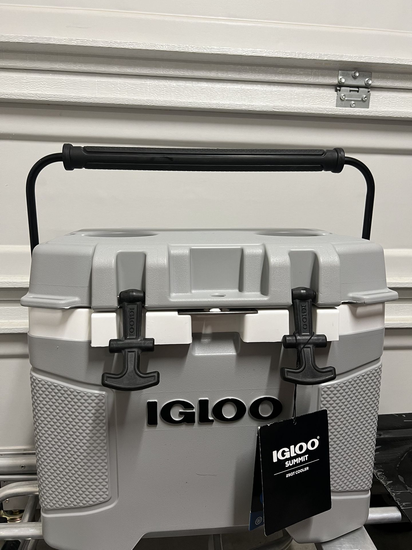 Igloo MaxCold Summit 25 Quart Hard Sided Cooler Ice Chest Gray New