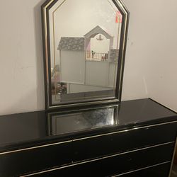 Dresser With Mirror ( FOR FREE)
