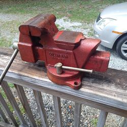 Large Bench. Vise Opens Up To. 7 Inches.  Swivels  Full 360  Degrees 