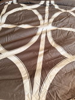 $40 Queen Duvet Cover. Good Quality. Barely Used. Macys Hotel Collection
