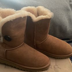 UGGS Chestnut NEW Size 6