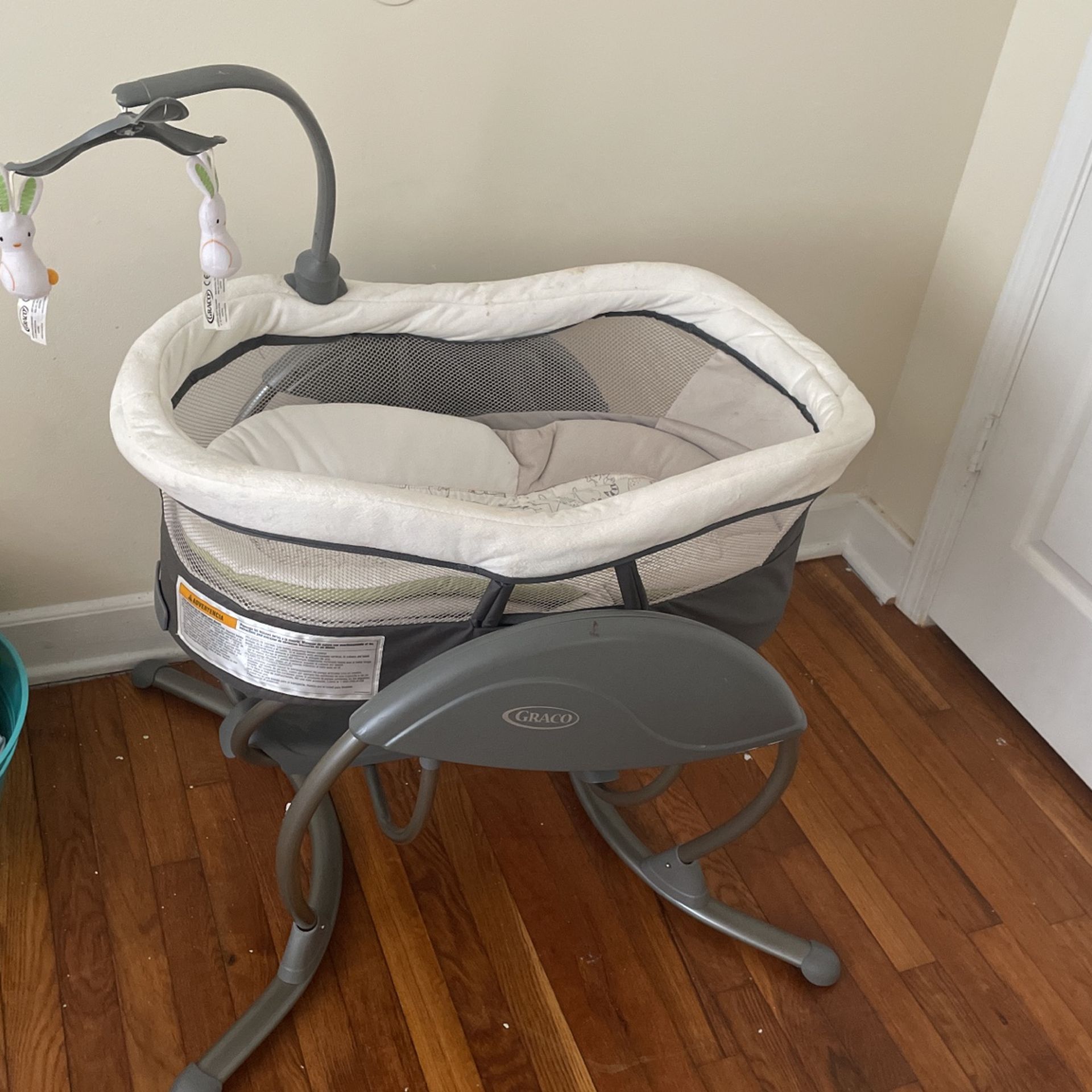 Graco Swinging Bassinet