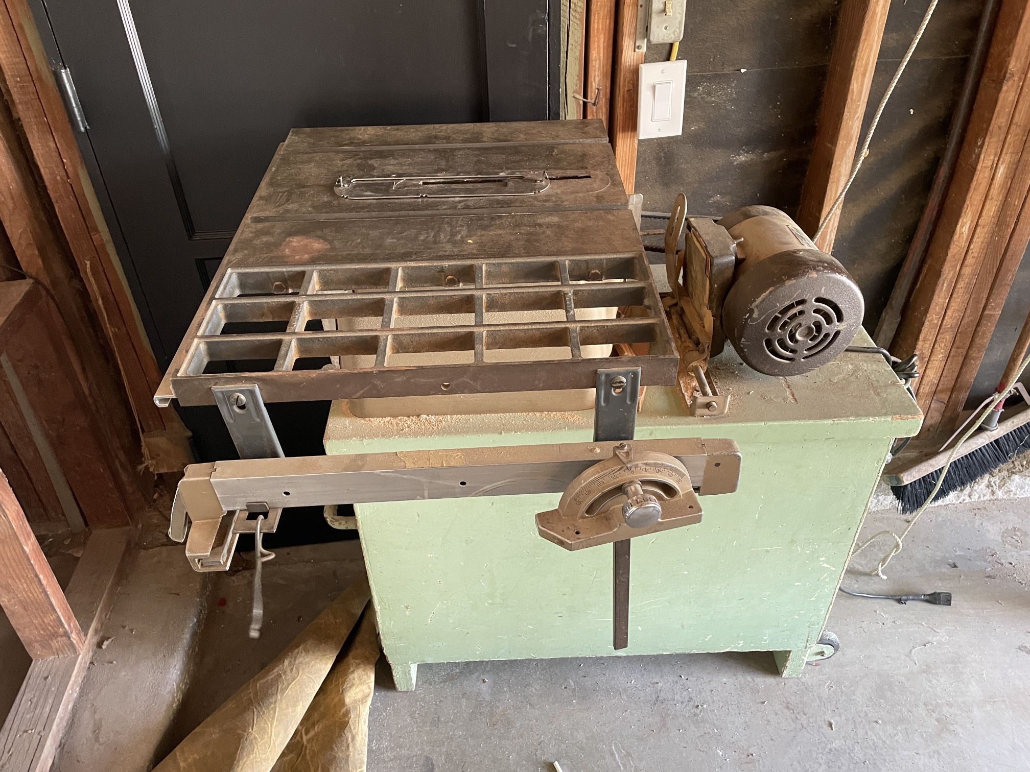 Classic Working Table Saw - Ready for Your Workshop!