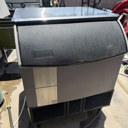 Ice Machines Ice O Matic Undercounter Ice Maker in Excellent conditions 300lb , air cooled 120V