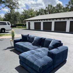 Beautiful Blue Sectional/ Great Condition/ Delivery Negotiable 🚐