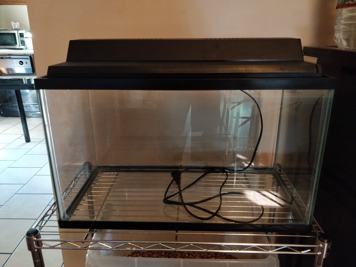 10 gallon fish tank with lid and light housing