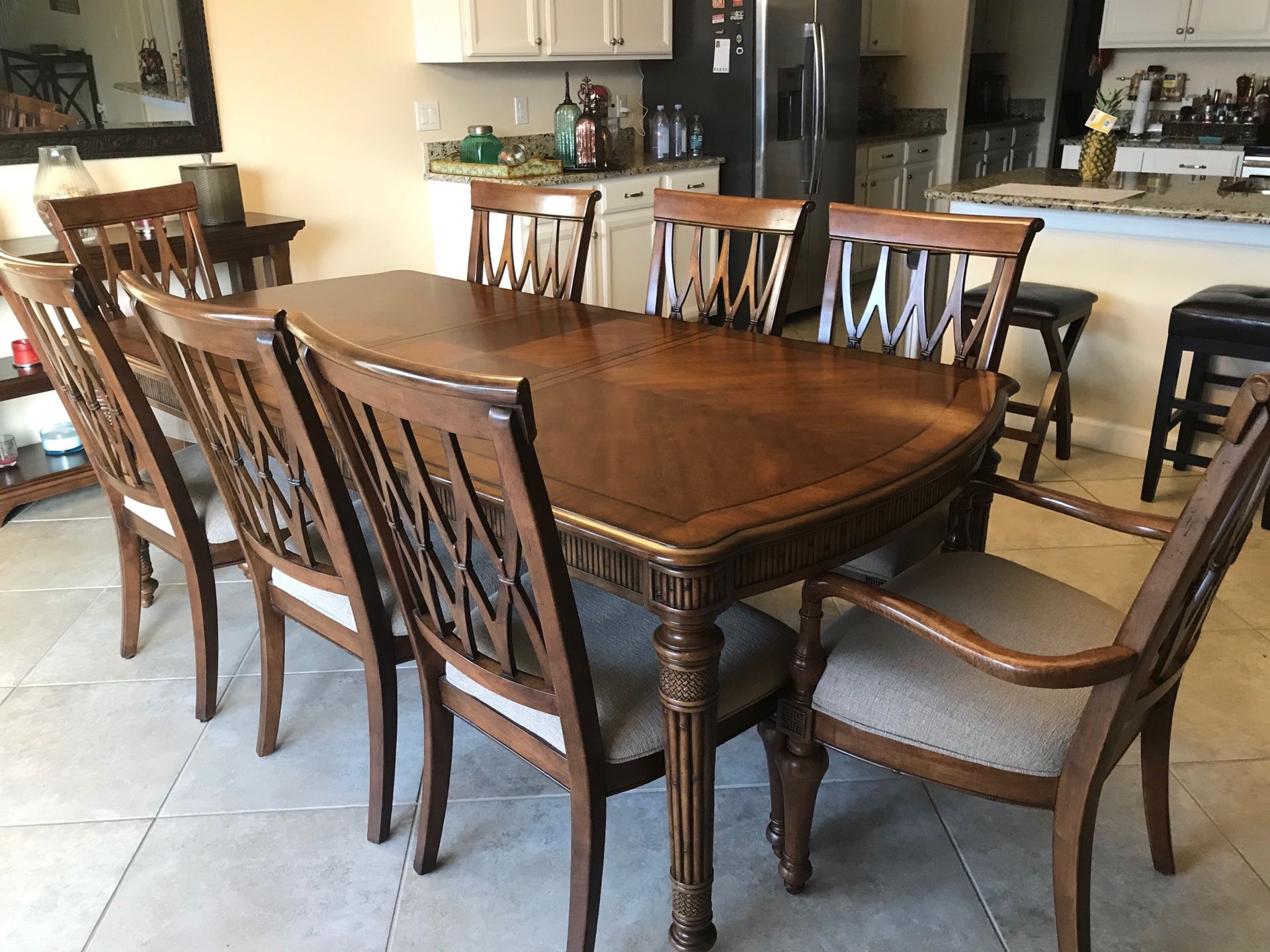 Table and 8 chairs Havertys Pelican Bay Leg