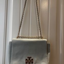 Tory Burch Light Gray Pebbled Leather Shoulder Bag – Elegant with a Touch of Gold