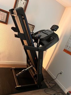 Moving Sale: Horizon Treadmill + 30" x 60" Protective Mat (Like-New)