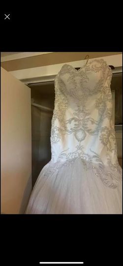 New never been worn. Mermaid wedding dress.