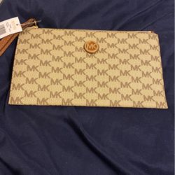 MICHAEL  KORS  CLUTCH