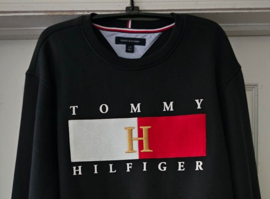 Tommy Hilfiger Men's size large - like new.