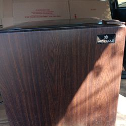 Small Cube Refigerator 