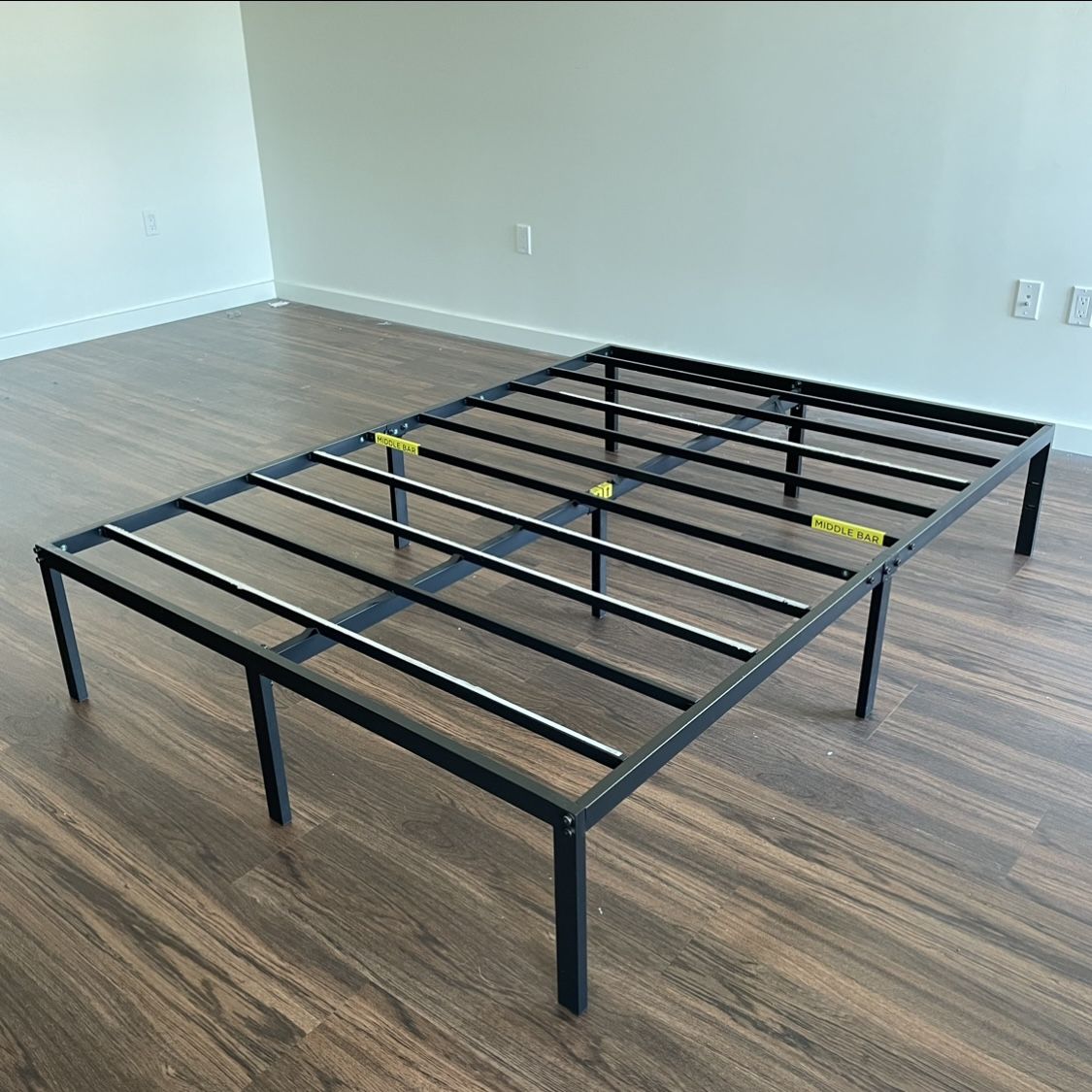 ZINUS Yelena 14 Inch Metal Platform Bed Frame / Steel Slat Support / No