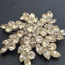 vintage Juliana D&E clear rhinestone snowflake brooch pin,