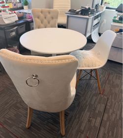 Table with 3 chairs perfect for an office or home
