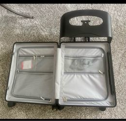 Kid ride on luggage