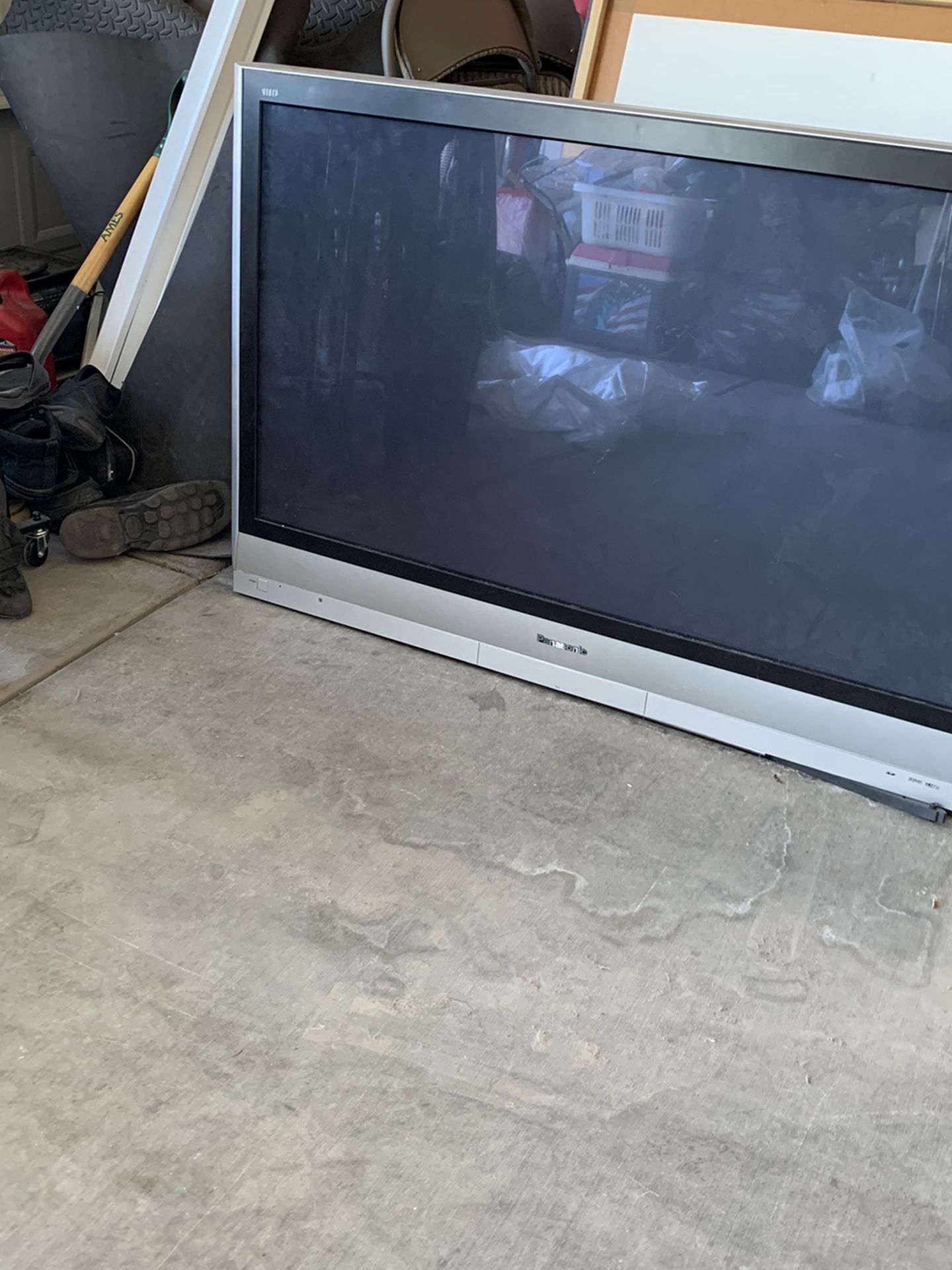 Panasonic 50 Inch Flat Screen HD TV with Full Motion Wall Mount