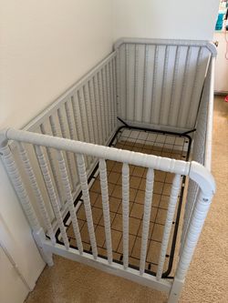 DaVinci Jenny Lind 3-in-1 Convertible Crib + 2 Mattresses (Pre-disassembled!)