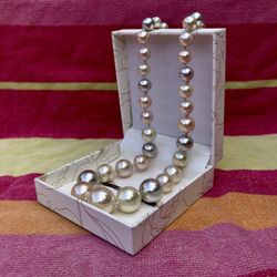 Graduated Cultured Perl Necklace. Freshwater Perls [ Details Below ].