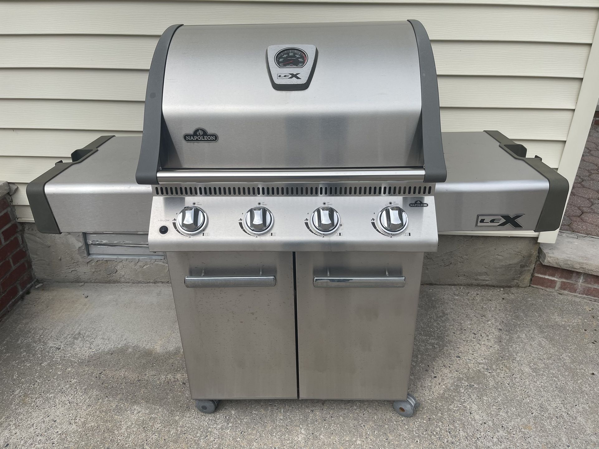 Napoleon Grill Free- Used. Not working properly. May need new internal burners