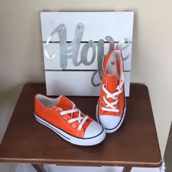 New ORANGE🍊 Sneakers, Includes Orange Laces