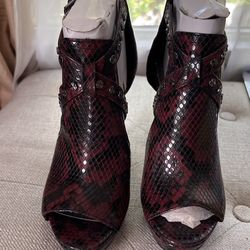 New G by Guess GBG Maroon Black faux snakeskin embossed Heels size 5.5 M back zipper