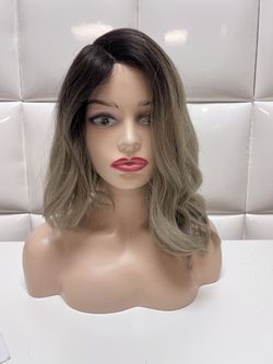 Synthetic Hair Wig-Ash Gray Blonde-costume Cosplay Dress Up -brand New $30- Peluca  Nueva Ondulada  Rubio Cenizo
