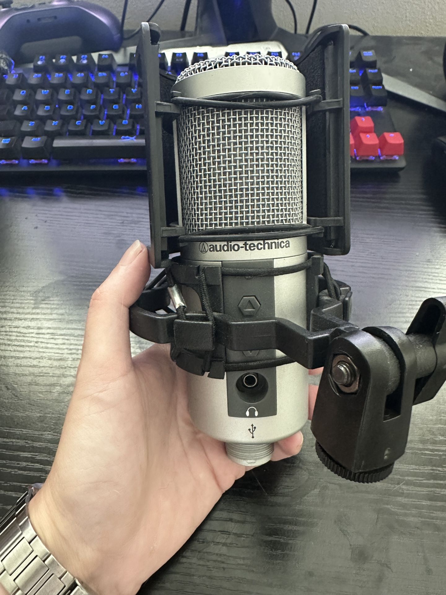 Audio Technica Usb Mic With Pop Filter Boom Armer Attachment On Mic