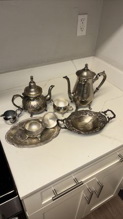 Juego de cafetera y de más.  Plata  $50