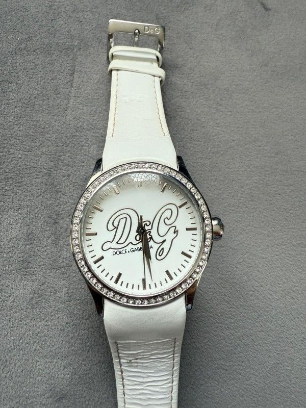 dolce and gabbana women watch with brand new battery. (MUST SELL TODAY!)
