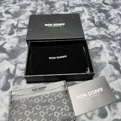 RON DORFF CARD HOLDER - BLACK  The Ron Dorff Card Holder in black is a stylish and practical accessory for men. Made of leather in Paris, this mini wa