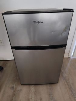 Whirlpool Mini Fridge with Top Freezer
